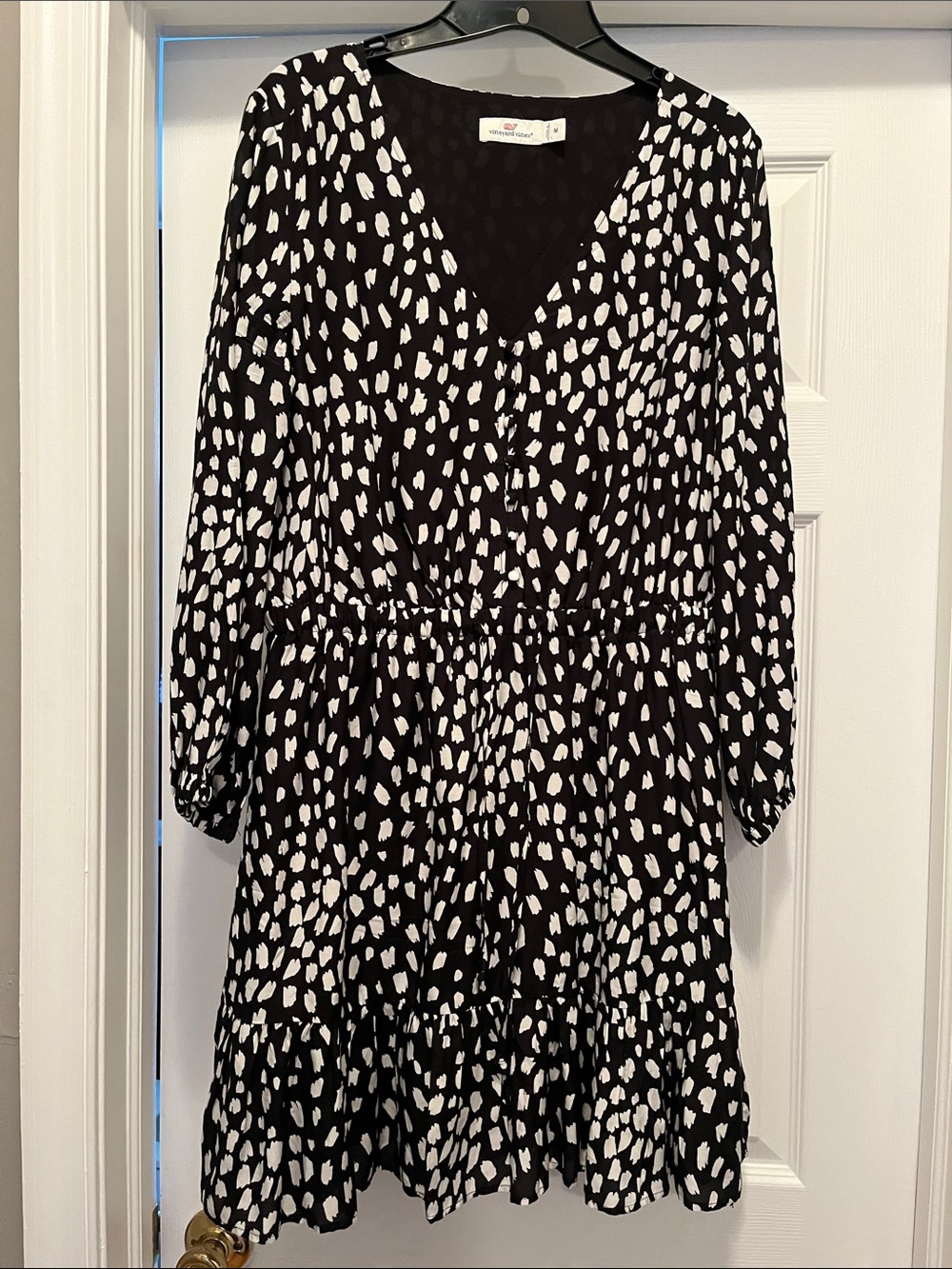 Vineyard Vines cute Black & White Printed V-Neck Dress!  Stretch tie waist.